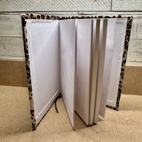 ONCE UPON A TIME, COSMETIC BAG & 3 PIECE STATIONARY SET. - Picture 6 of 9